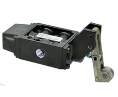 K41DA00KS1KR2, Nugget 200 Series 3/2 NC horizontal lever roller/spring actuated 1/4" NPT ported valve